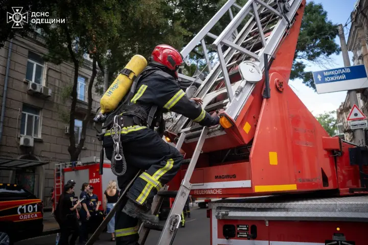 В Одесі горів житловий будинок: пожежники врятували трьох людей, кота і собаку