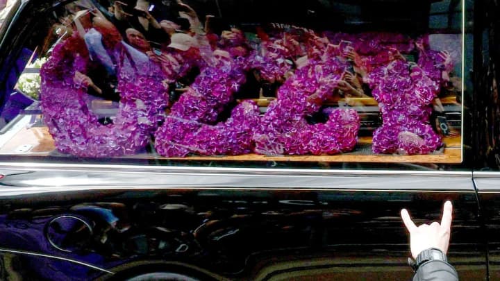 “Ми любимо тебе, Оззі”: тисячі шанувальників у Бірмінгемі попрощалися з фронтменом Black Sabbath