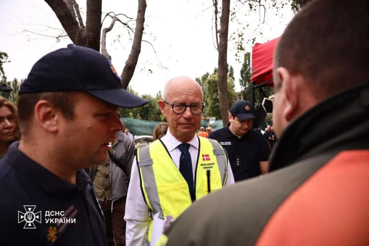 Посол Данії відвідав місце російського удару у Києві