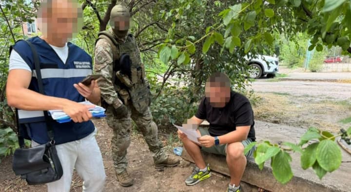 За 17 тис доларів обіцяв "інвалідність" для виїзду за кордон: голові благодійного фонду Кривого Рогу оголосили підозру