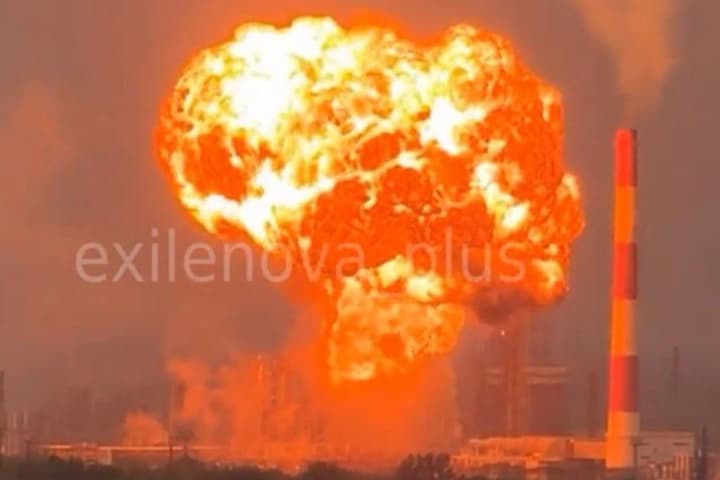 Нічні вибухи та пожежі у рф та окупованому Криму: під ударом НПЗ, аеродроми та заводи