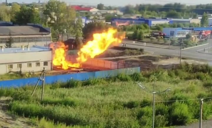 В Кургане, в РФ, масштабный пожар на газораспределительной подстанции: из-за инцидента эвакуируют людей и отключают подачу газа