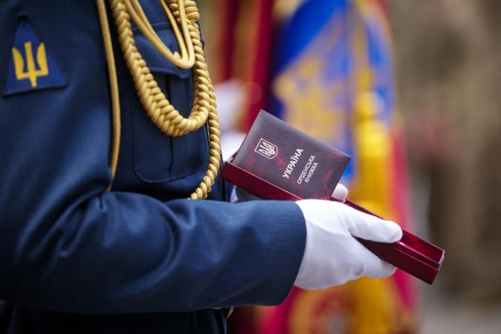 Зеленский наградил трех офицеров Воздушных Сил званием Героя Украины