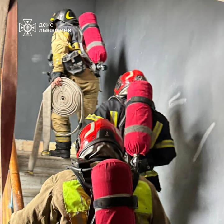 Шістьох людей госпіталізували після вибуху і пожежі в готелі у Львові