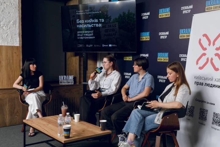 Палили прапори: під час мирних акцій щодо закону про повноваження НАБУ та САП у Києві невідомі намагалися влаштувати провокації