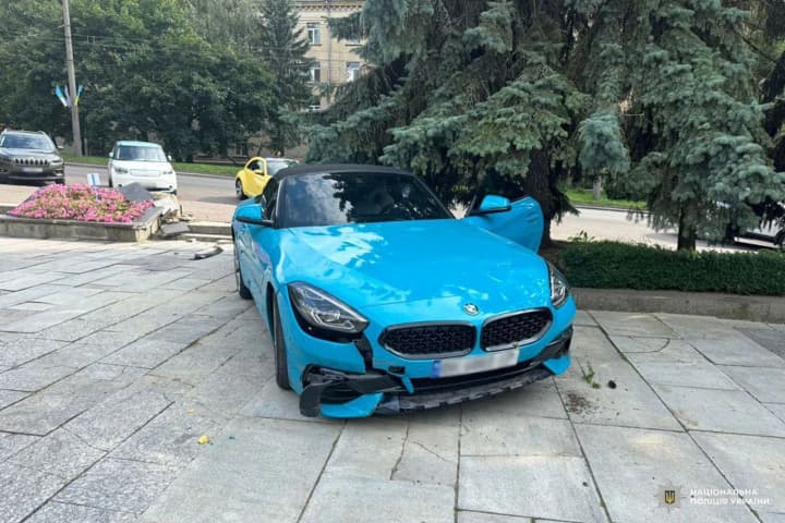 Замість гальма натиснула на газ: у Рівному жінка на BMW наїхала на трьох пішоходів