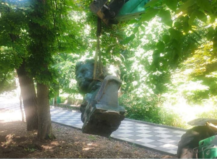 Одесская область: в Болграде демонтировали памятник Пушкину