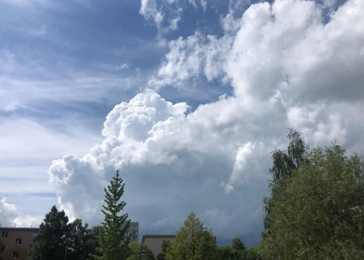 Clouds "like fish accompanying a shark": Didenko warns of weather contrast and probability of squalls