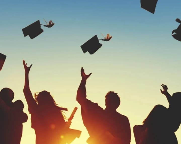 Бакалавриат 2025: более 176 тыс. абитуриентов уже должны знать о зачислении