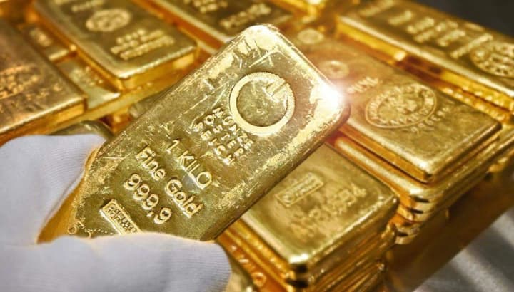 Ціни на золото зросли під впливом нових мит Трампа та очікувань на зниження ставки ФРС