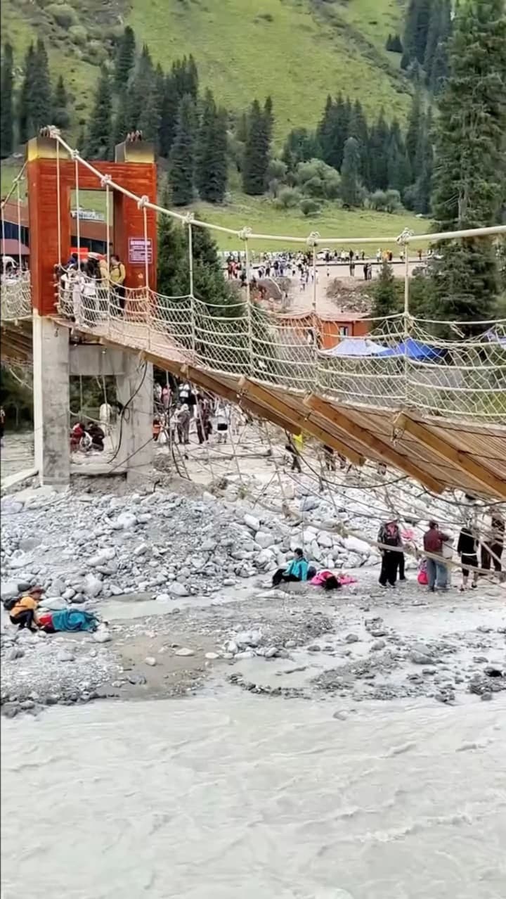 В Китаї обірвався міст із туристами: п’ятеро загиблих