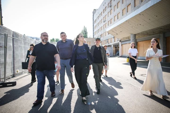 "A signal of unwavering solidarity with Ukraine": Romanian Foreign Minister visited "Okhmatdyt" after missile strike