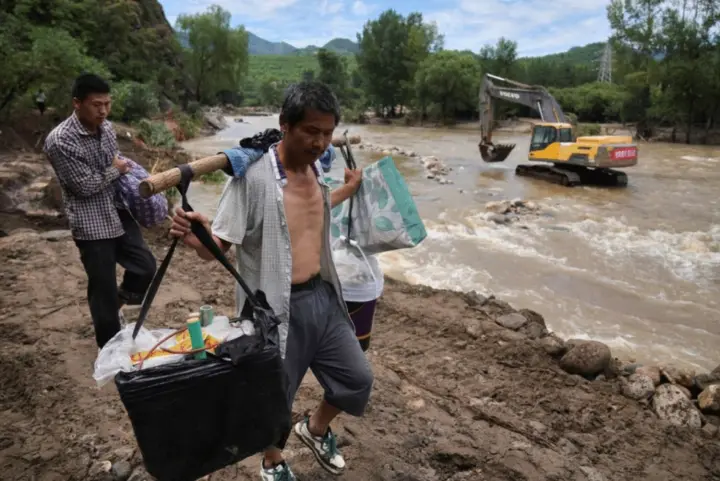 Sudden floods in western China: 10 dead, 33 missing