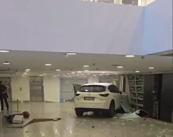 In Kyiv, a car crashed into Ocean Plaza shopping mall: the driver confused the pedals