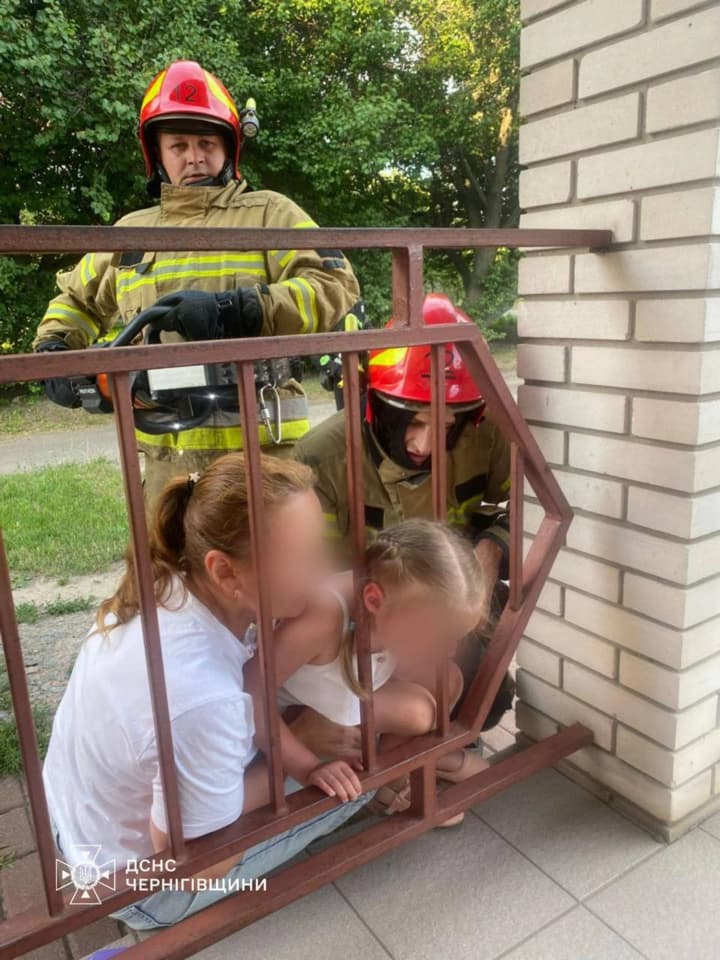 На Чернігівщині 6-річна дівчинка застрягла в металевій огорожі: як її визволяли