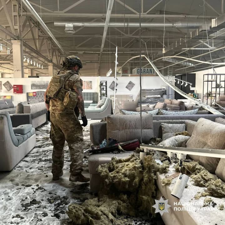 Удар рф по меблевому магазину в Харкові: з'явились фото наслідків та нові деталі щодо постраждалих