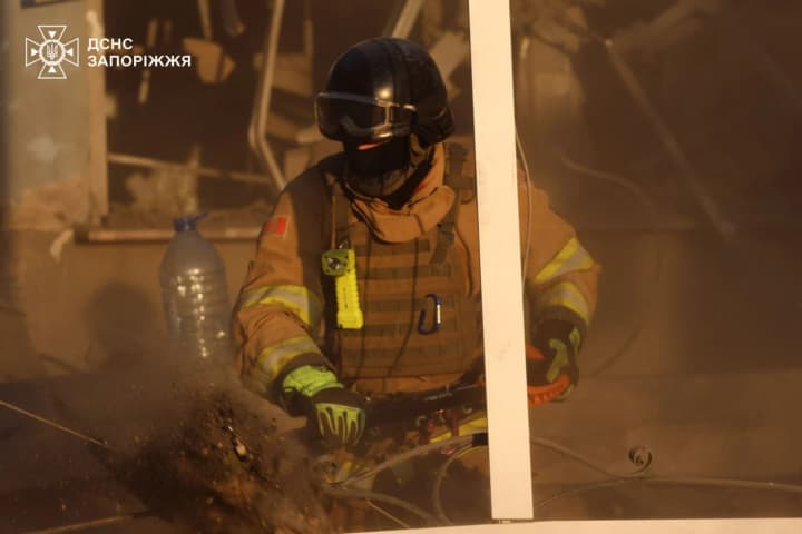 Авіаудар по Запоріжжю: кількість постраждалих знов зросла, аварійно-рятувальні роботи завершено