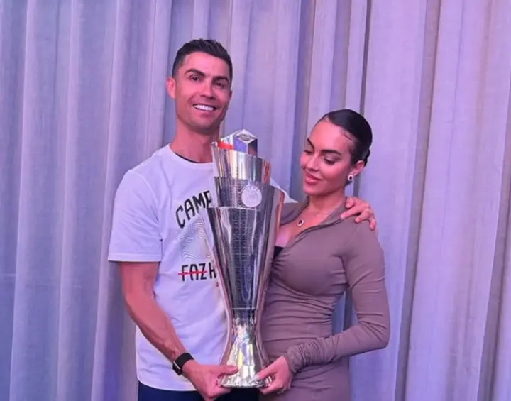 Ronaldo got engaged to Rodriguez: model showed diamond ring