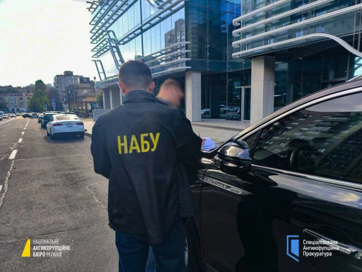 Топпосадовця Міноборони викрили на хабарі в 1,3 млн доларів за будівництво житла для військових