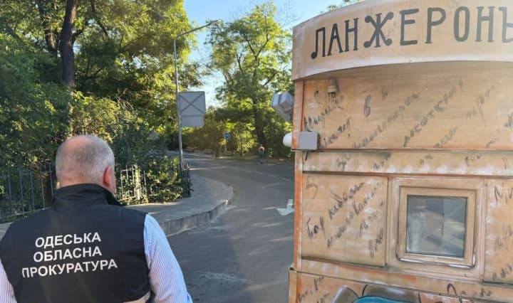 В Одессе сносят незаконные шлагбаумы на побережье Черного моря