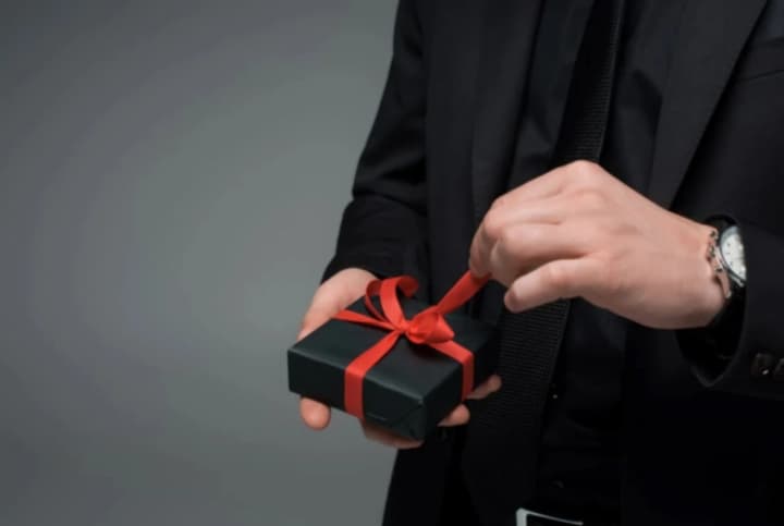 Мільйонні подарунки від родичів у деклараціях чиновників: які типові порушення виявляє перевірка