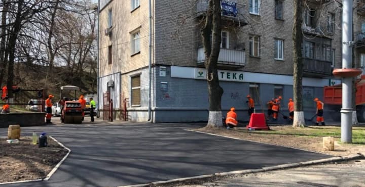 Ями на дорогах, діри в бюджеті: у Києві посадовця підозрюють у сприянні розкраданню 400 тисяч гривень
