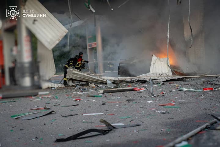 Ворожий дрон атакував АЗС у Сумах, є постраждалий
