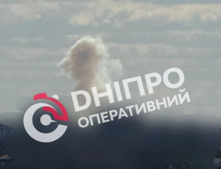 У Дніпрі пролунав вибух на тлі балістичної загрози: у місті помітили стовп диму