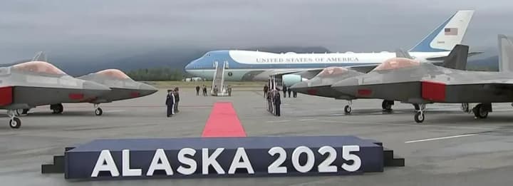 Трамп на борту Air Force One ожидает прибытия Путина на Аляску - Белый дом