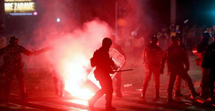 Охваченные протестами улицы перекрыты полицией: в Сербии новые демонстрации против правительства Вучича