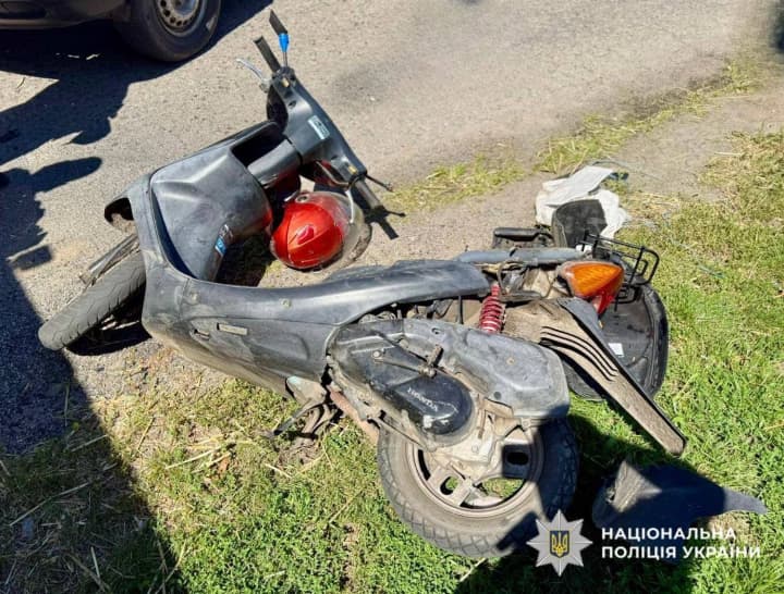 Під Києвом двоє підлітків на мопеді потрапили у ДТП, їх госпіталізували