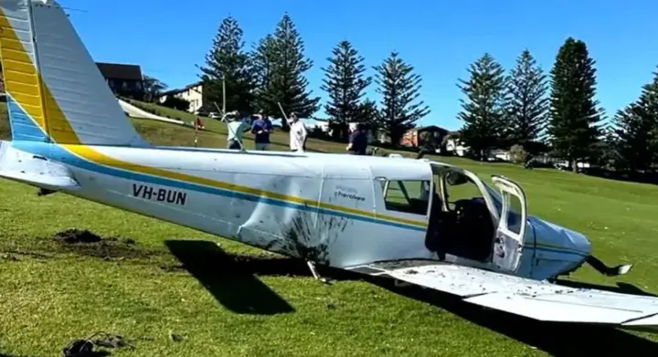 Екстрена посадка в Сіднеї: легкомоторний літак впав на поле для гольфу