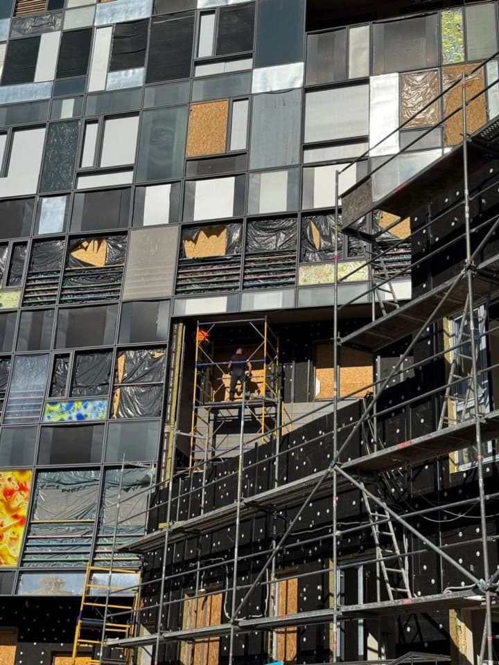 У "Охматдиті" відновлюють сучасний корпус: фасади, мережі та нові вікна вже на місці