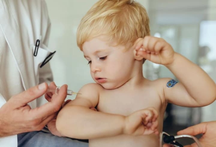 Обязательная вакцинация перед школой и детским садом: в Минздраве объяснили необходимость