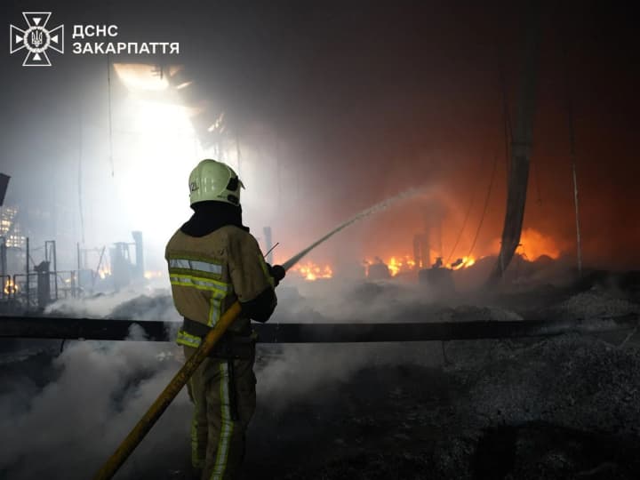 Атака рф на Мукачево: уже 19 постраждалих, масштабну пожежу локалізували 