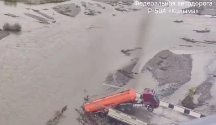 магаданську область рф накрила потужна повінь: мости зруйновані, бензовози під водою