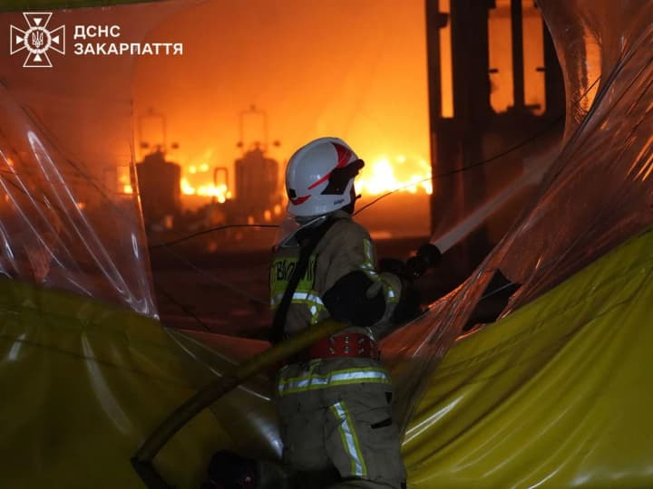 Уже 21 пострадавший от атаки рф в Мукачево, пожар до сих пор не потушен