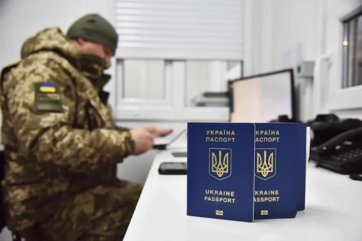 Раді пропонують дозволити виїжджати за кордон чоловікам до призивного віку