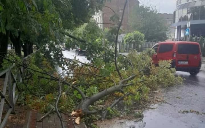 Буревій на Полтавщині: тисячі людей без світла, пошкоджені будинки