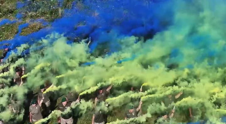 Во Львове пограничники создали живой флаг на высоте 294 метра