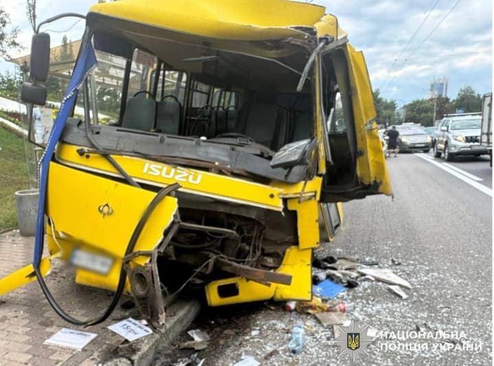 У Києві маршрутка зіткнулася з автобусом: постраждали двоє людей