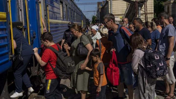 Понад 200 тисяч людей потребують евакуації з двох областей України