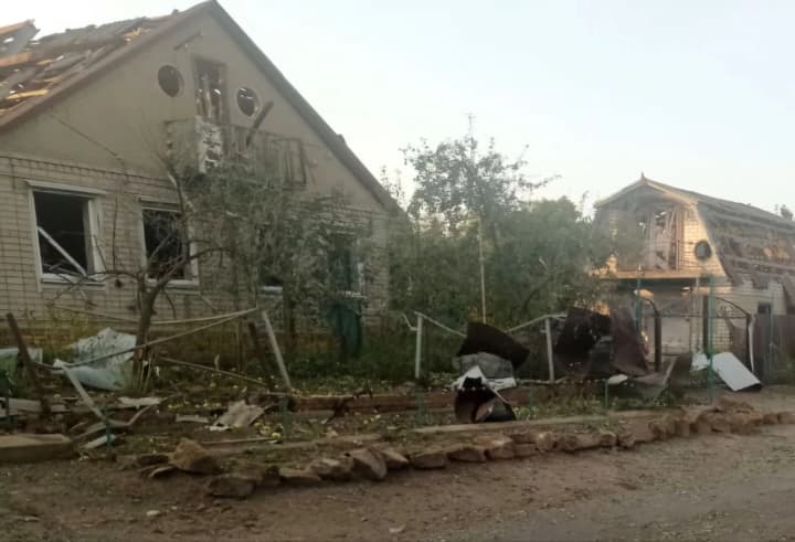 Враг атаковал Днепропетровщину дронами, артиллерией и КАБами: один человек погиб, 9 пострадавших