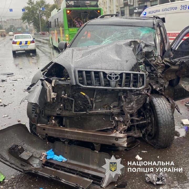 В Харькове внедорожник столкнулся с троллейбусом и автобусом, пострадали 8 человек