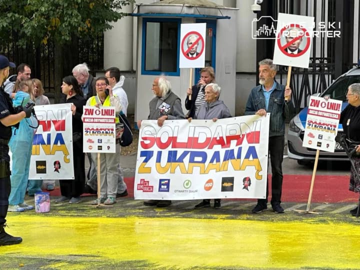 В Варшаве перед посольством рф устроили акцию солидарности ко Дню Государственного Флага Украины