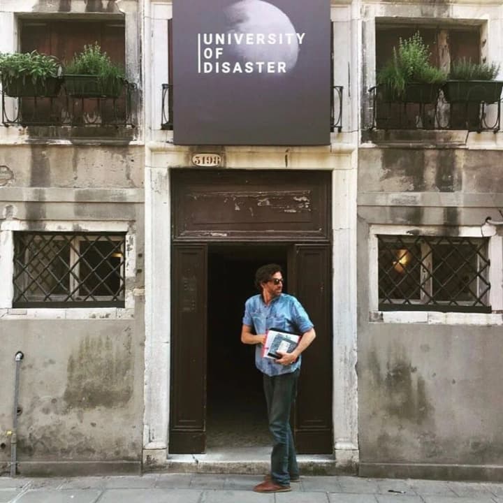 Помічник режисера фільму "Емілі в Парижі" раптово помер під час зйомок