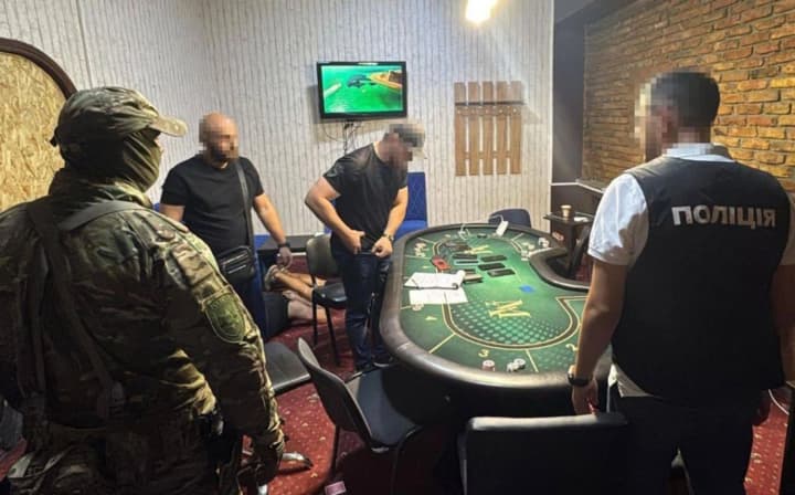 Доход за одну ночь до 1,2 млн грн: в Одесской области задержали уголовника, организовавшего нелегальный покерный клуб