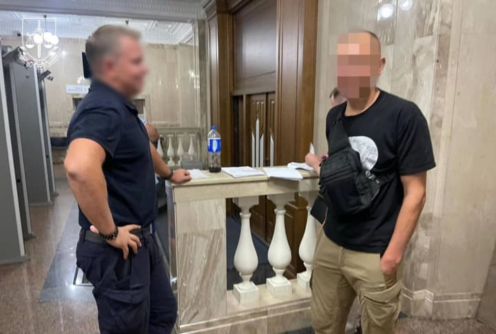 Схема на кордоні: викрито угруповання правоохоронців і військових, які переправляли призовників за 5 тисяч доларів