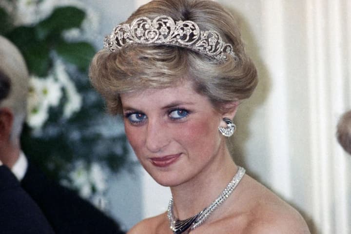 Капсулу времени принцессы Дианы открыли в Лондоне: внутри был диск Кайли Миноуг и карманный телевизор