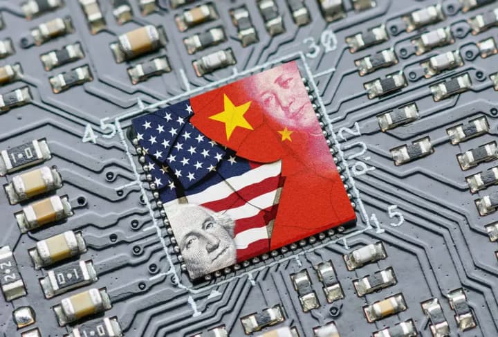 Китай прагне потроїти виробництво чіпів ШІ на тлі конкуренції із США - Financial Times
